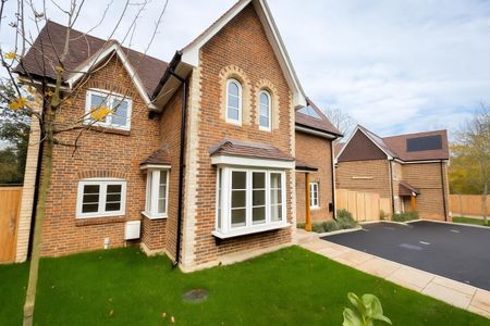 3 bedroom House To Let Total Size: 1045 SQ FT - Photo 2