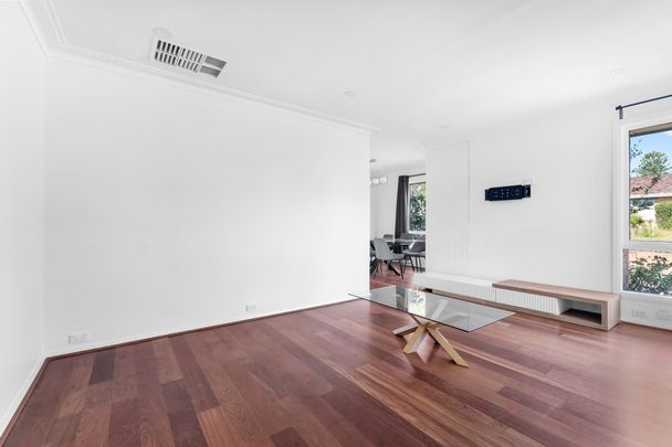 Renovated Family Home in Prime Mount Waverley Location! - Photo 1