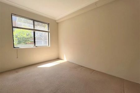 Spacious two-bedroom unit in great location! - Photo 4