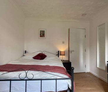 Newly refurbished professional house share near Highfield Room 2 - Photo 3