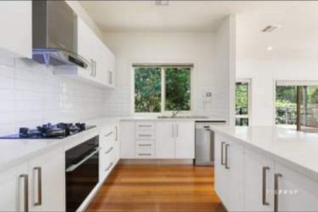 Mitcham - Photo 4