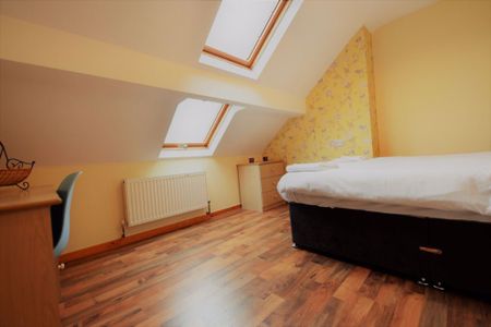 10 bedroom House in Otley Road, Leeds - Photo 3