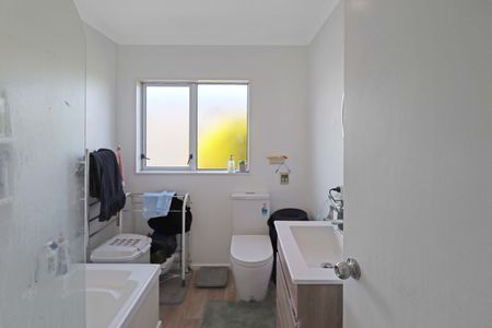 Tidy Four- Bedroom Home. - Photo 3