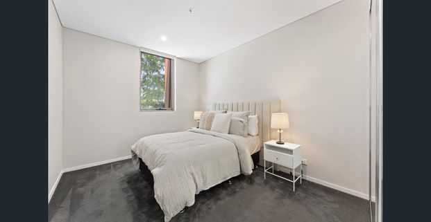 THREE BEDROOM APARTMENT, CLOSE TO TRAIN STATION, WITH AMENITIES INCLUDED! AVAILABLE NOW, READY TO MOVE IN. - Photo 1