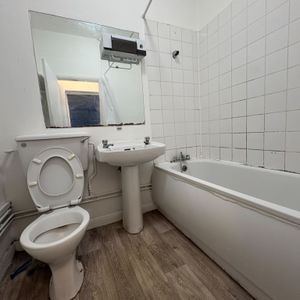 Uxbridge Road, Uxbridge - Photo 3