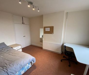 1 bedroom in a house share to rent - Photo 3