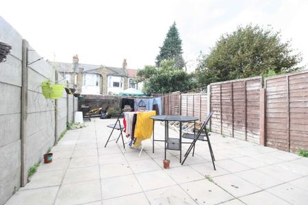 Price £950 pcm - Available Now - Part Furnished - Photo 5