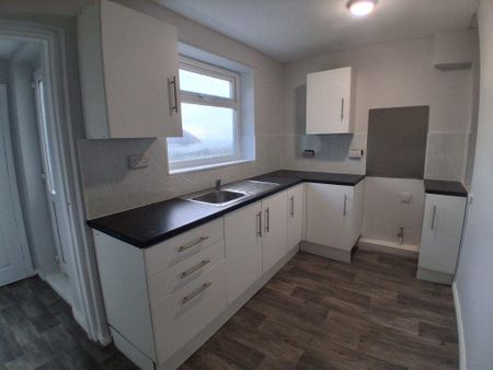 2 bedroom semi-detached house to rent - Photo 5