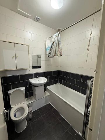 3 bedroom flat to rent - Photo 4