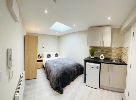 Room in a Shared Flat, High Road, NW10 - Photo 1