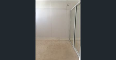 For Rent - One Bedroom Semi House with Parking - Photo 2