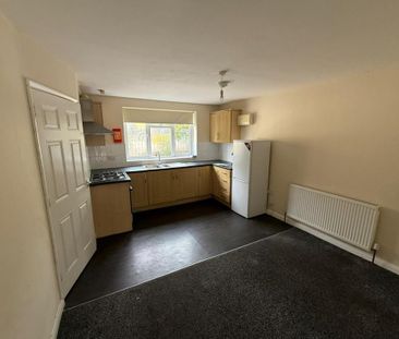 4 bedroom semi-detached house to rent - Photo 6
