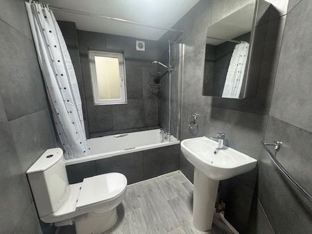 2 bedroom apartment to rent Clowser Close, Water Gardens, Sutton, SM1 - Photo 2