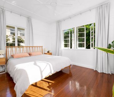 Charming 2-Bedroom Home with Deck & Private Backyard in Moorooka - Photo 3