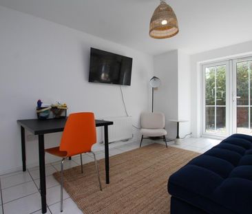 6 bedroom end of terrace house to rent - Photo 1