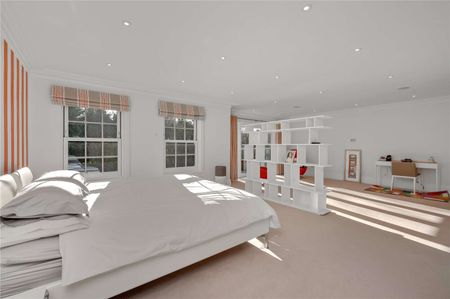 Stunning six-bedroom family home on a sought after private road. - Photo 4