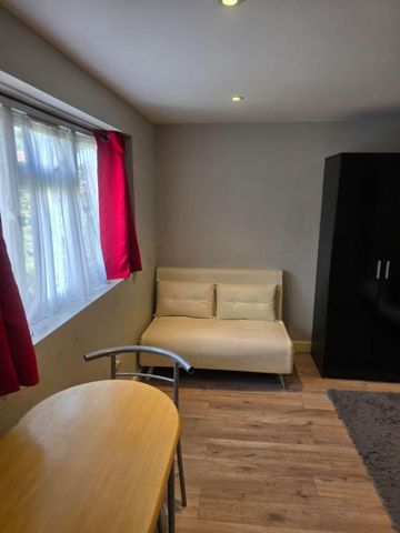 Studio to rent - Photo 2