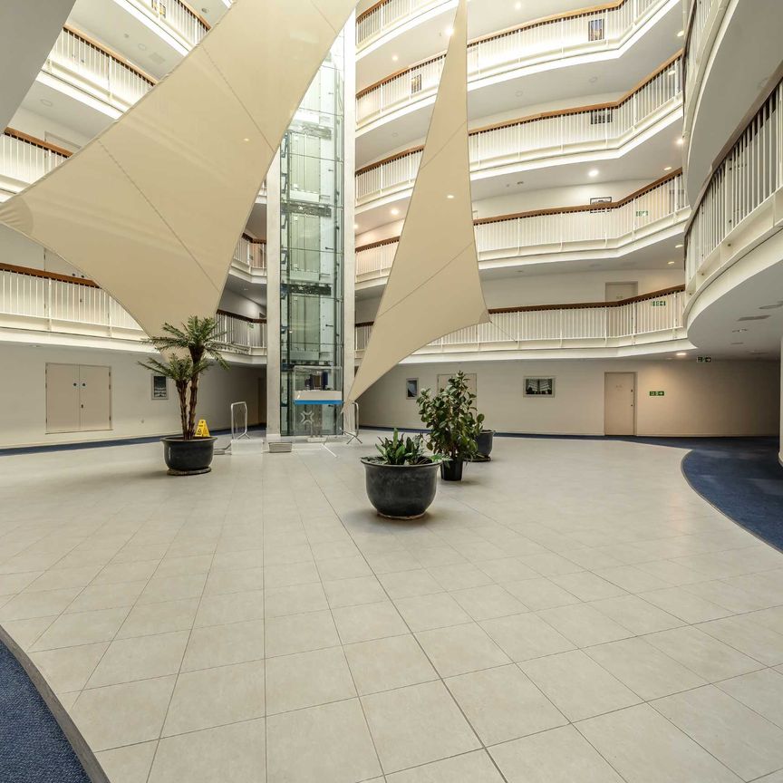 Lombard Road, SW11, London - Photo 1