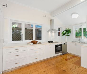 Prime location delivering stylish, easygoing living in a well-conne... - Photo 4