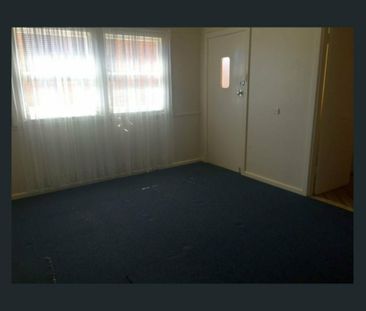 Conveniently Located 2-Bedroom Flat in a Small Block of 4 - Photo 2