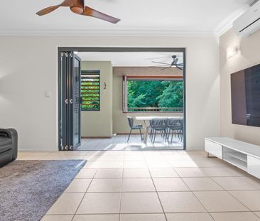 UNFURNISHED 3 BEDROOM TOP FLOOR UNIT! - Photo 2