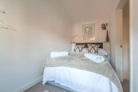 2 bedroom mews to rent - Photo 4