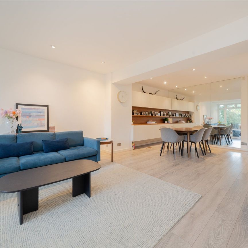 Woodsford Square, Holland Park, W14 - Photo 1