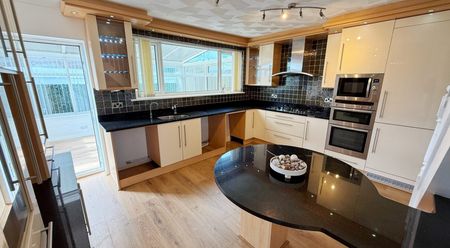 Salts Drive, Littleborough, Rochdale OL15 8EA - Photo 2