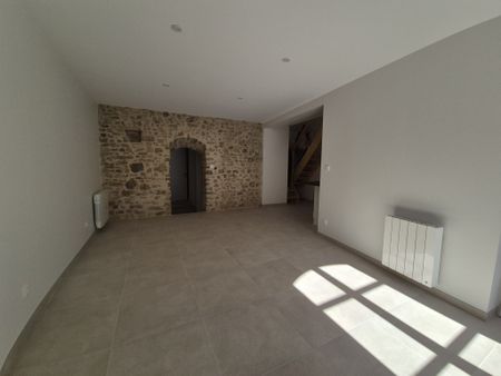 Location Appartement 3 pièces 70m² SABLE SUR SARTHE 72300 - Photo 3