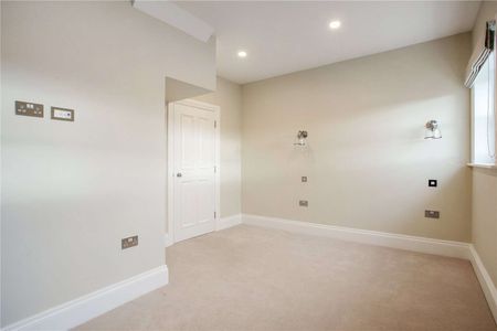 Luxury three bedroom mews house located in the heart of St Albans City centre. - Photo 2