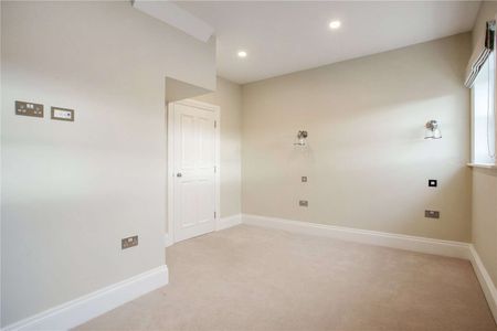 Luxury three bedroom mews house located in the heart of St Albans City centre - Photo 2