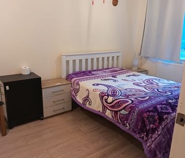 4 Bed Detached House, Morphou Rd, NW7 - Photo 2