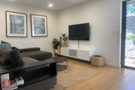 Contemporary Family Elegance - Photo 3