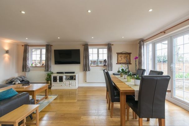 4 bedroom detached bungalow to rent - Photo 1