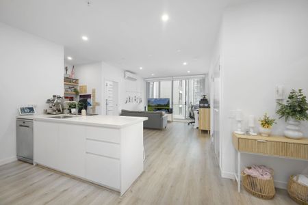 610/10 Aviators Way, Penrith - Photo 2