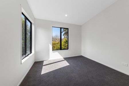 Near new 3 bedroom townhouse - Photo 2
