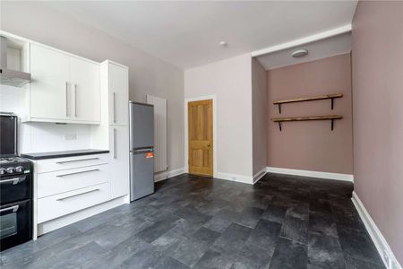 A bright and spacious, two bed, first floor apartment located in the Leith area of Edinburgh. - Photo 4