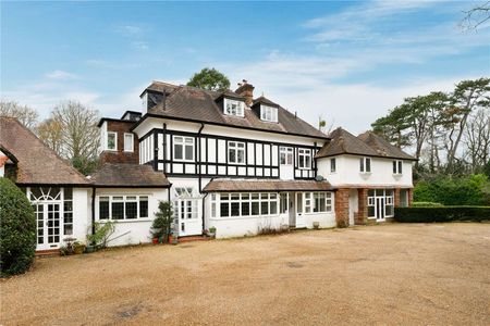 Recently refurbished, spacious two-bedroom garden flat in a convenient Sunningdale location. - Photo 3