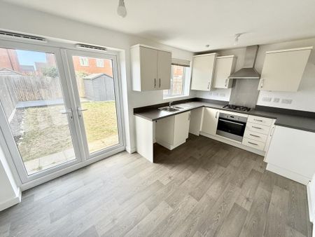 3 bedroom semi-detached house to rent - Photo 2
