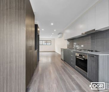 “Three-Story Charmer!” - Photo 1