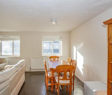 3 bedroom flat to rent - Photo 3
