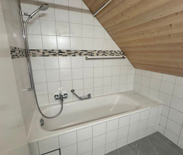 Renovierte 3.5-Zimmer-Dachwohnung mit charmantem Altbaucharakter un... - Photo 5
