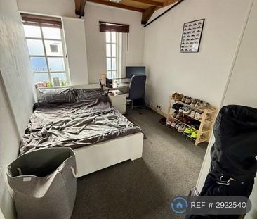 1 bedroom in a flat share to rent - Photo 4