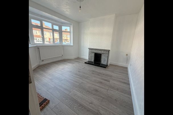 3 Bed Terraced House, Basildene Road, TW4 - Photo 1
