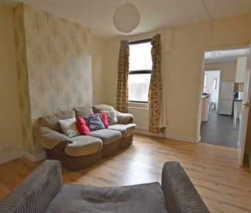 3 Bedroom Mid Terraced House - Photo 3