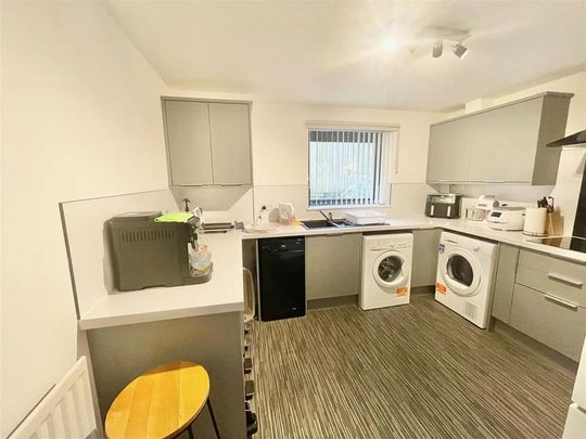 2 bedroom flat to rent - Photo 1
