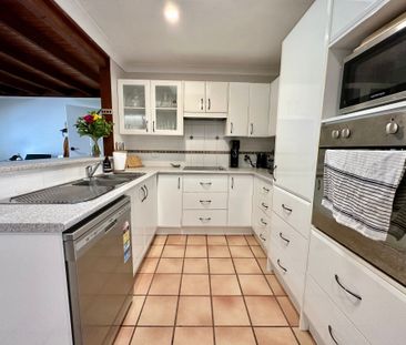 BEAUTIFUL LIGHT FILLED HOME! - 6 Months only - Photo 1