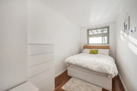 2 bedroom flat in London - Photo 3