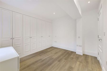 A light and modern one-bedroom apartment benefitting from wooden floors throughout and a private patio, moments from the Kings Road SW3. - Photo 2