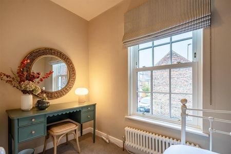 3 bedroom mews to rent - Photo 5